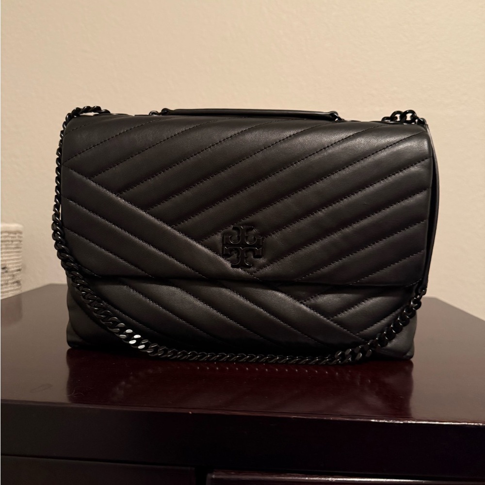 Tory Burch Black Quilted Bag with Gold Zipper
Brand new
Price is final